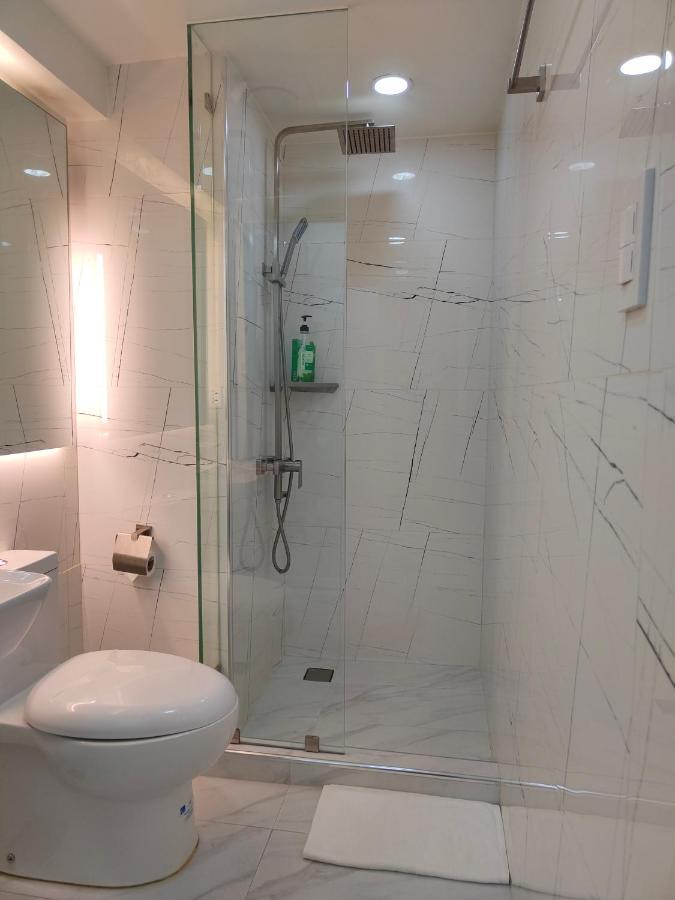 Burgundy Mckinley Place Service Apartment Manila Exterior photo
