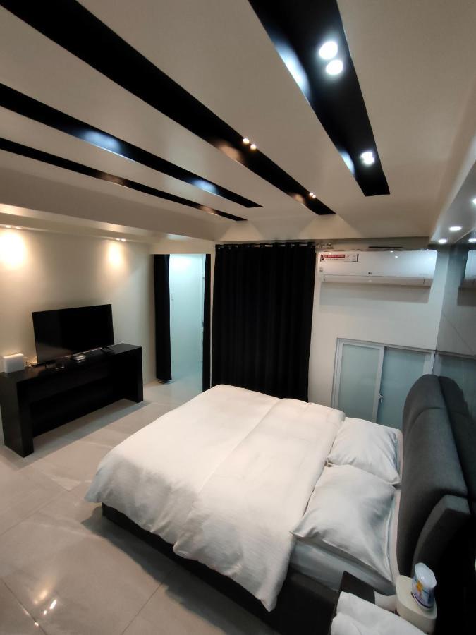 Burgundy Mckinley Place Service Apartment Manila Exterior photo
