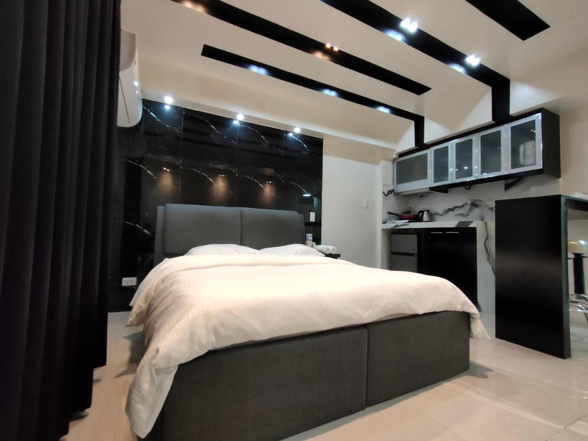 Burgundy Mckinley Place Service Apartment Manila Exterior photo