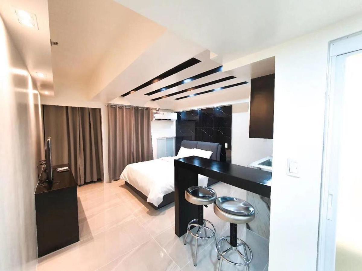 Burgundy Mckinley Place Service Apartment Manila Exterior photo