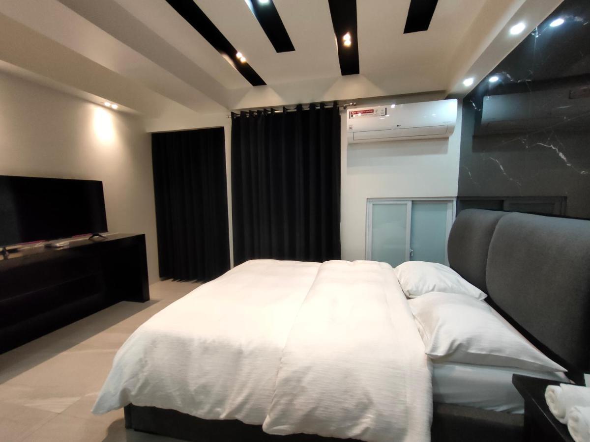 Burgundy Mckinley Place Service Apartment Manila Exterior photo