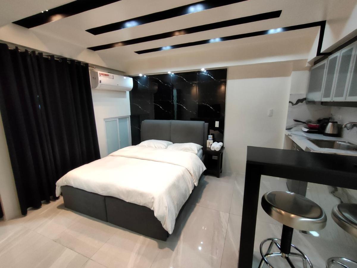 Burgundy Mckinley Place Service Apartment Manila Exterior photo