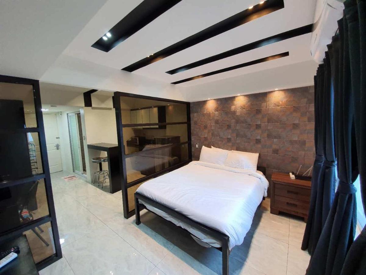 Burgundy Mckinley Place Service Apartment Manila Exterior photo