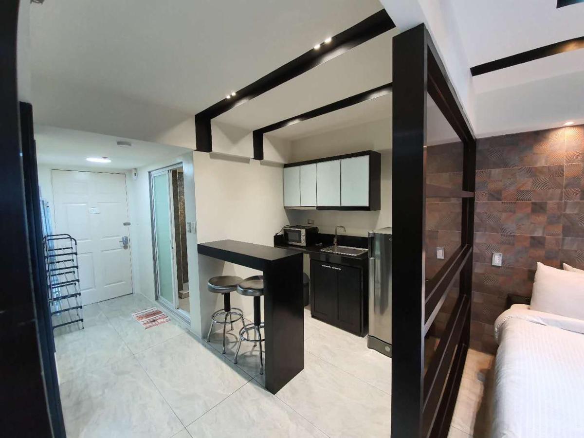 Burgundy Mckinley Place Service Apartment Manila Exterior photo
