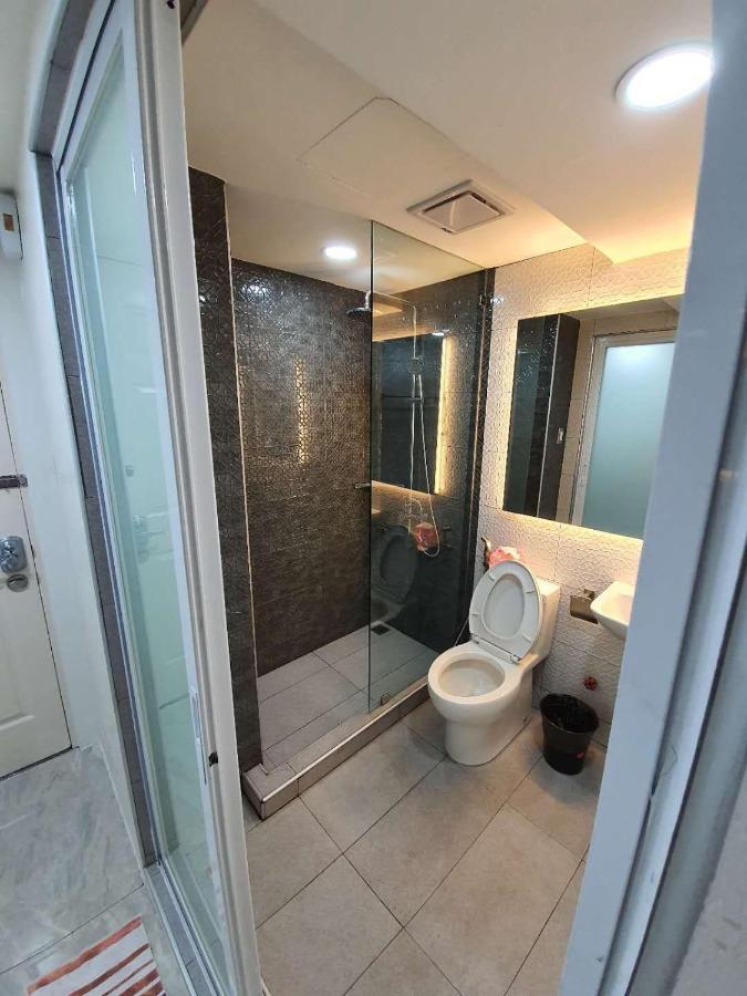 Burgundy Mckinley Place Service Apartment Manila Exterior photo