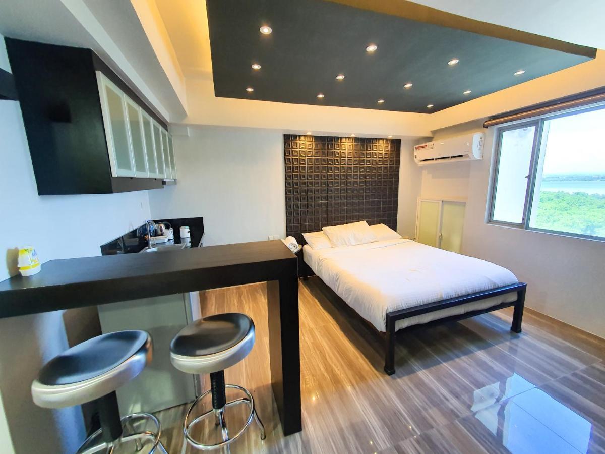 Burgundy Mckinley Place Service Apartment Manila Exterior photo