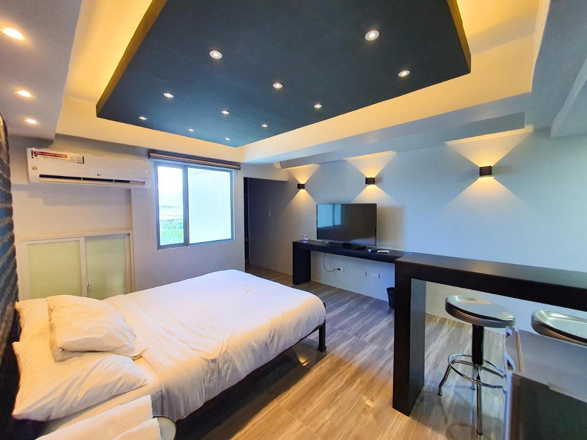Burgundy Mckinley Place Service Apartment Manila Exterior photo