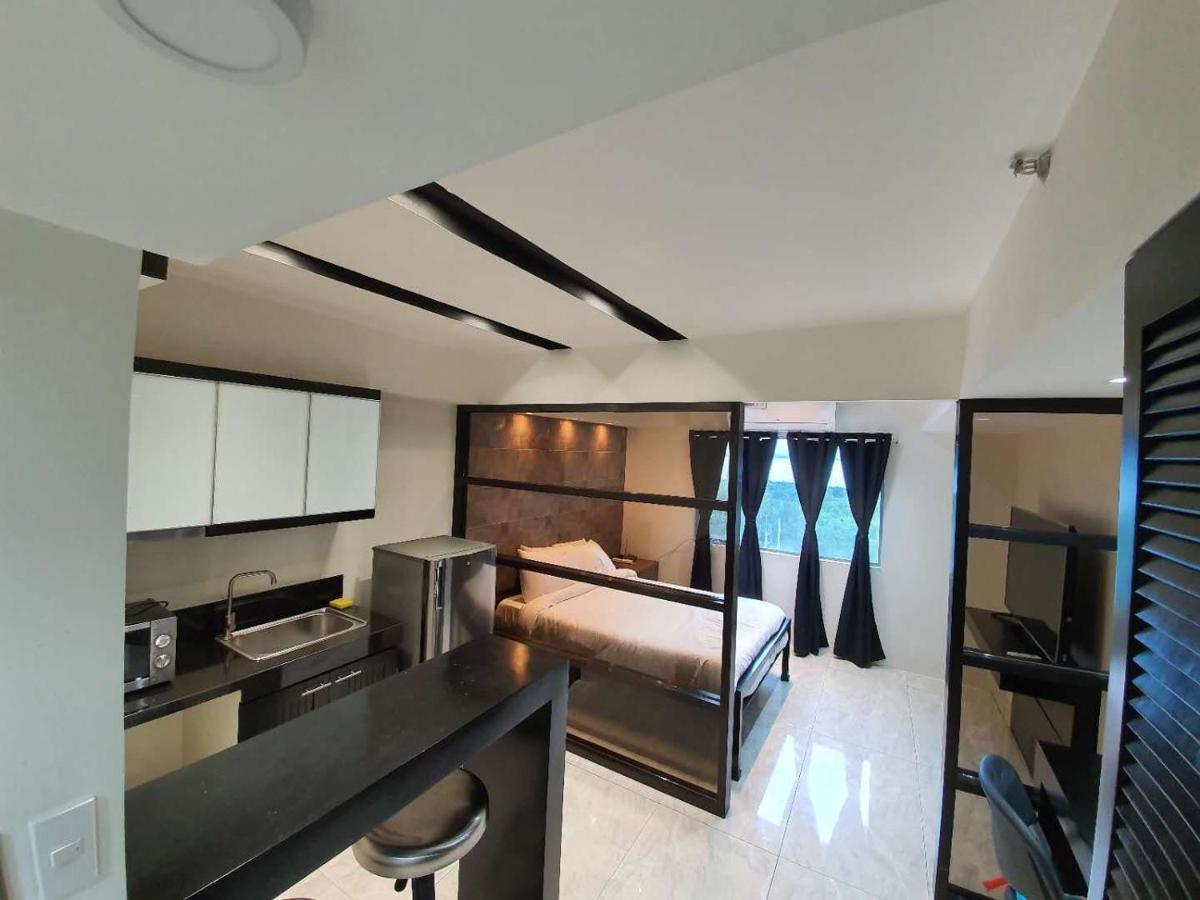 Burgundy Mckinley Place Service Apartment Manila Exterior photo