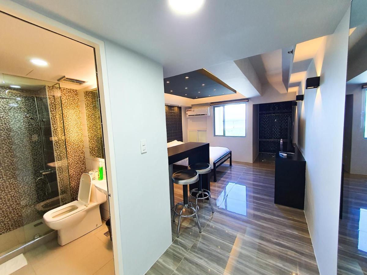 Burgundy Mckinley Place Service Apartment Manila Exterior photo