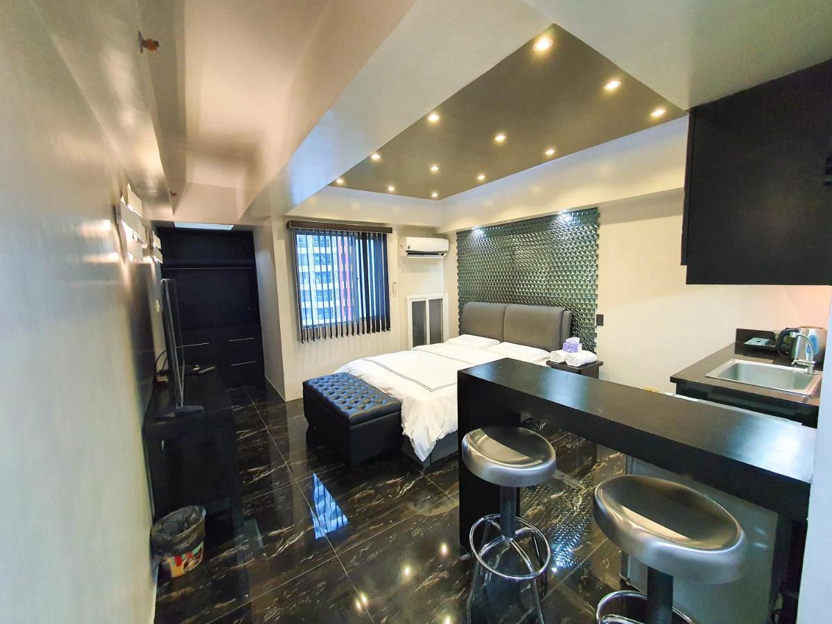 Burgundy Mckinley Place Service Apartment Manila Exterior photo