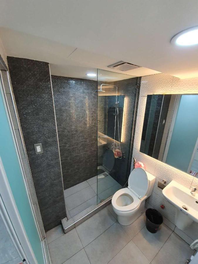Burgundy Mckinley Place Service Apartment Manila Exterior photo