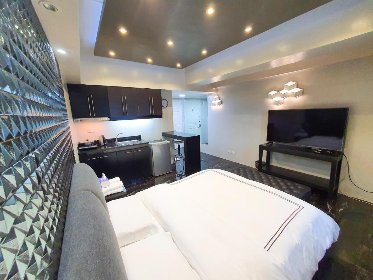 Burgundy Mckinley Place Service Apartment Manila Exterior photo