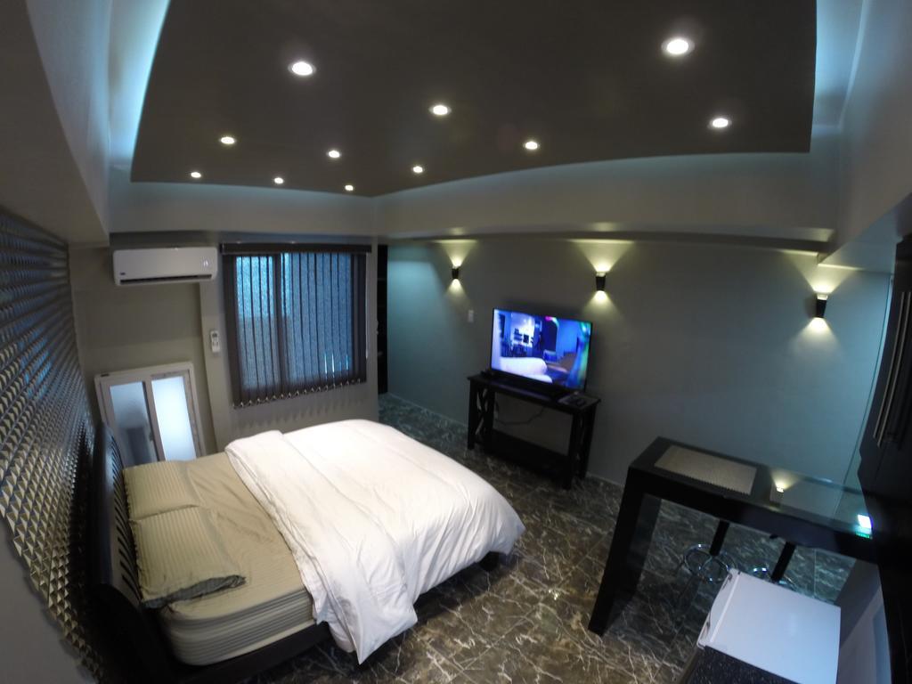 Burgundy Mckinley Place Service Apartment Manila Exterior photo