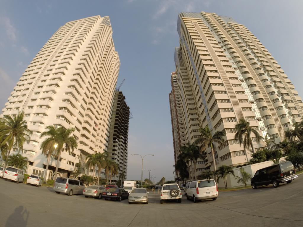 Burgundy Mckinley Place Service Apartment Manila Exterior photo