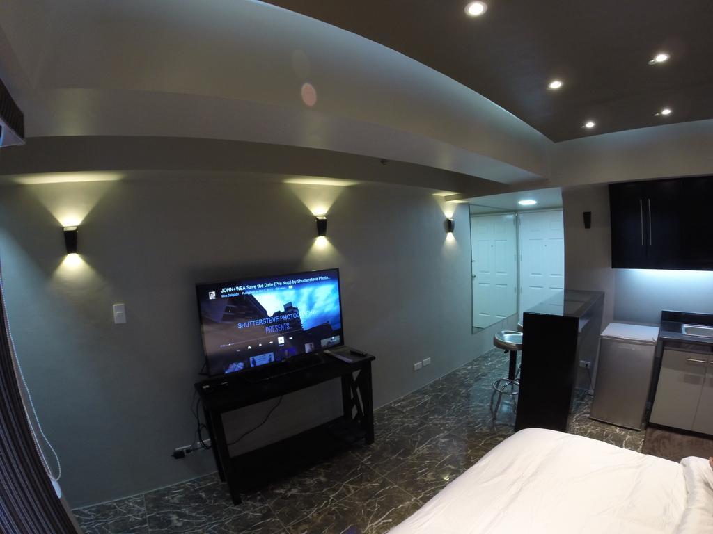 Burgundy Mckinley Place Service Apartment Manila Exterior photo