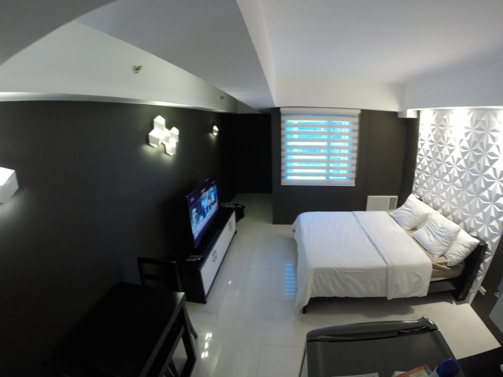 Burgundy Mckinley Place Service Apartment Manila Exterior photo