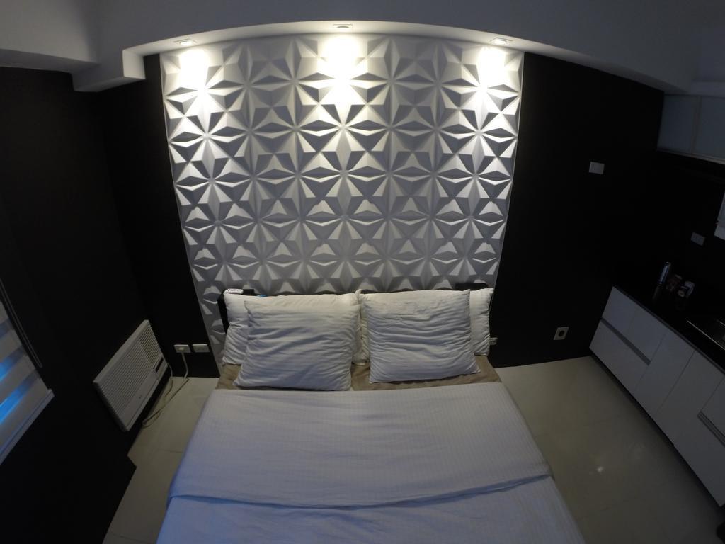 Burgundy Mckinley Place Service Apartment Manila Exterior photo