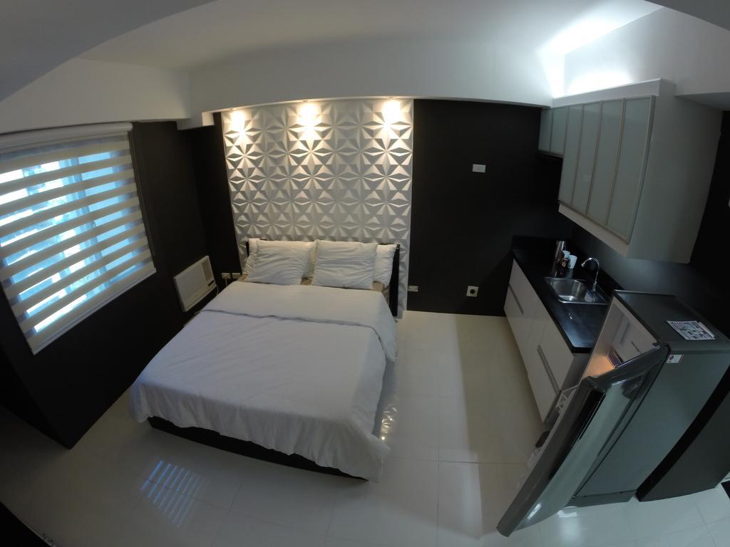 Burgundy Mckinley Place Service Apartment Manila Exterior photo