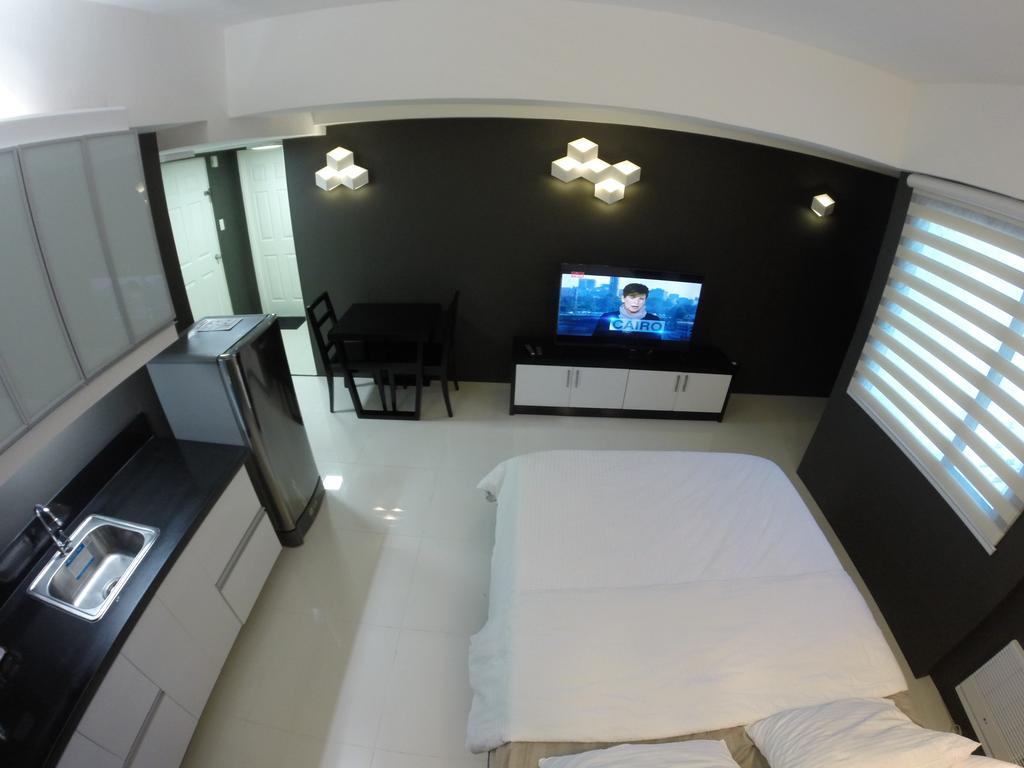 Burgundy Mckinley Place Service Apartment Manila Exterior photo