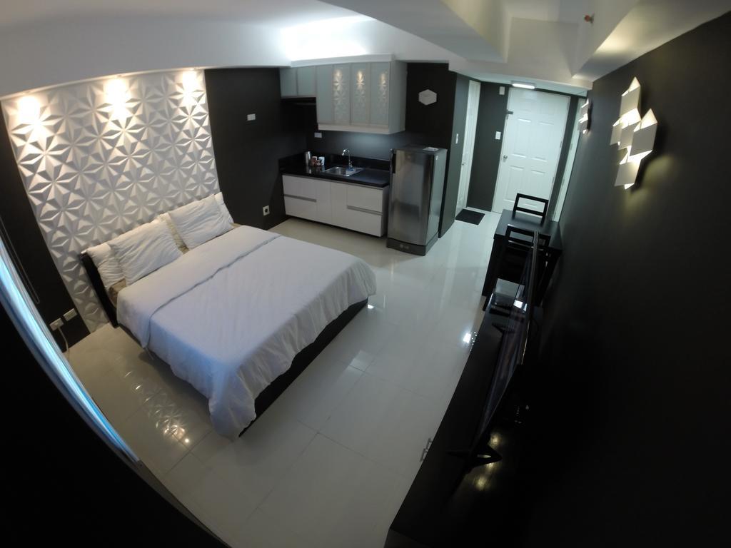 Burgundy Mckinley Place Service Apartment Manila Exterior photo