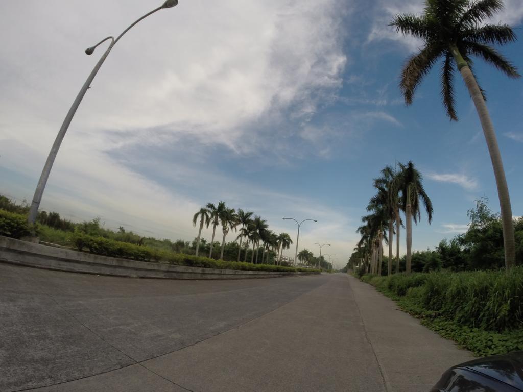 Burgundy Mckinley Place Service Apartment Manila Exterior photo