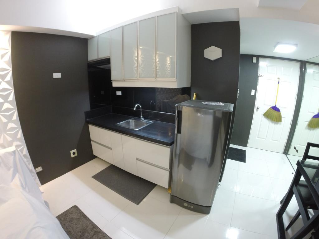 Burgundy Mckinley Place Service Apartment Manila Exterior photo