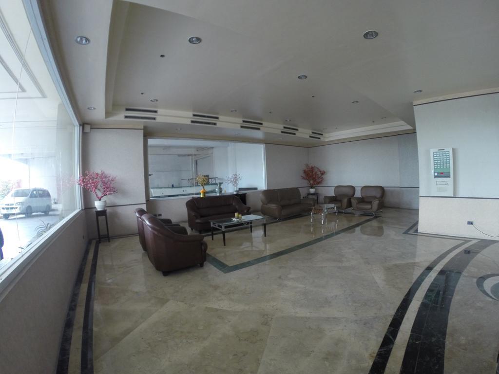 Burgundy Mckinley Place Service Apartment Manila Exterior photo