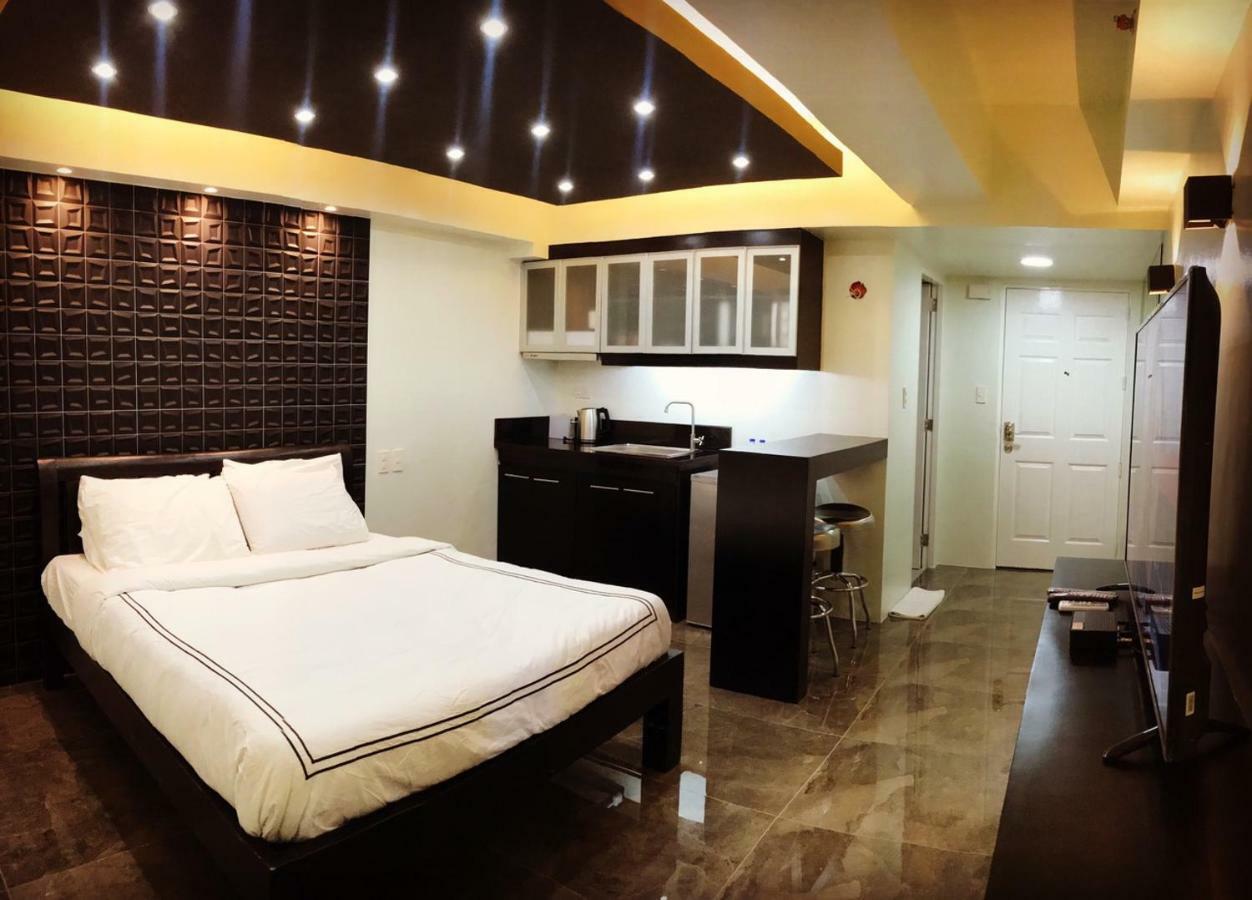 Burgundy Mckinley Place Service Apartment Manila Exterior photo