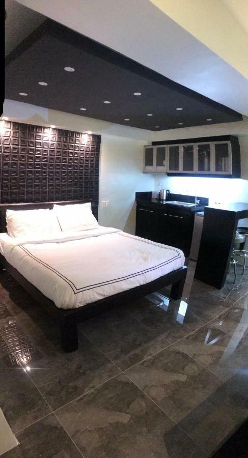 Burgundy Mckinley Place Service Apartment Manila Exterior photo